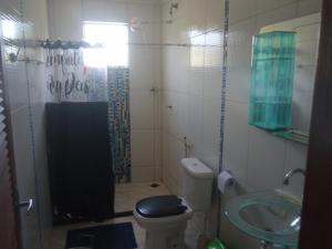 ガラパリにあるtemporariamente não alugandoのトイレと洗面台付きのバスルーム