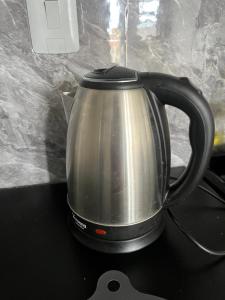 einen Wasserkocher auf einer Theke in der Unterkunft Havana Flats in Balneário Gaivotas