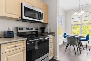 Η κουζίνα ή μικρή κουζίνα στο Upscale King 2BR Suite Mins Downtown Raleigh