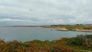 un gran cuerpo de agua con rocas. en Geis House, en Santa Cruz de Bezana 1 foto más
