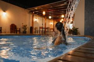 马瑙斯Hostel Angatu Manaus的女人在游泳池里