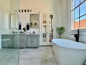 Ένα μπάνιο στο Elegant Garden District 4BR Home +88 φωτογραφίες