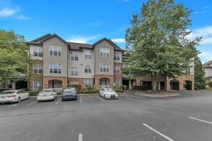 un edificio de apartamentos con coches aparcados en un aparcamiento en Upscale King 3BR Suite Mins to Downtown Raleigh, en Cary