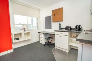 Η κουζίνα ή μικρή κουζίνα στο Bright & Roomy Central Coventry Budget Studio