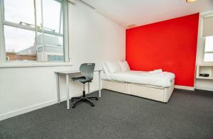 Χώρος καθιστικού στο Bright & Roomy Central Coventry Budget Studio +3 φωτογραφίες