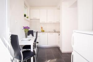 Kuchyň nebo kuchyňský kout v ubytování Apartments Rose