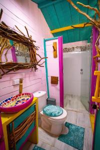 a pink bathroom with a toilet and a shower at Cabaña Rose Mano del Gigante in Gigante