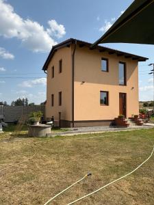 Poříčí nad SázavouにあるCountryside Apartments 252の前庭のある家