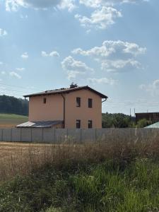 Poříčí nad SázavouにあるCountryside Apartments 252の畑の柵の裏の家