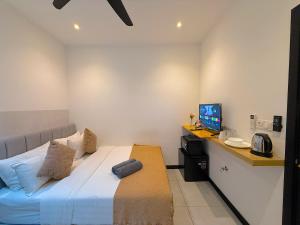 Μια τηλεόραση ή/και κέντρο ψυχαγωγίας στο Neu Suites Junior Suite By Serenity Homes Next to Gleneagles & LRT