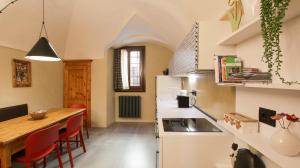 Kuchyň nebo kuchyňský kout v ubytování Casa di Sant'Anselmo Aosta - La Corte
