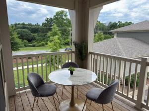 シャーロットにあるUpscale King 3BR Suite Uptown Charlotteのバルコニー(テーブル、椅子付)