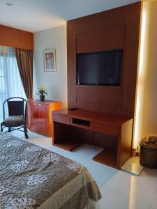 une chambre d'hôtel avec une télévision et un lit dans l'établissement Stylish seaside Apartment on Laguna GOLF Course, à Bang Tao Beach