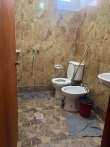 a bathroom with a toilet and a sink at Hostal 'La Cholita María' in Humahuaca