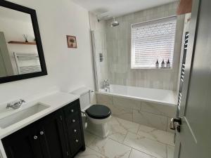 Koupelna v ubytování Olive Tree Brighton-Bright & Spacious 4 bedroom home with Garden & Free parking + 32 fotografií