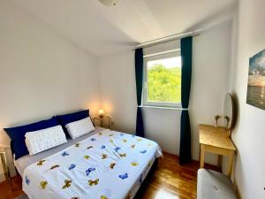 a bedroom with a bed and a window at Villa Theresa Kroatien in Donji Zagon +31 photos