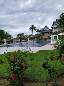 une vue d'une piscine dans un complexe hôtelier dans l'établissement Stylish seaside Apartment on Laguna GOLF Course, à Bang Tao Beach