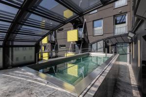 an indoor swimming pool in a building with a building at Villa Buki Pokoje & SPA in Jastrzębia Góra