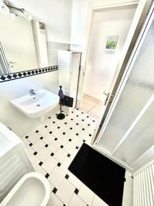 a bathroom with a sink and a toilet at Casa Imelde al lago in Onno