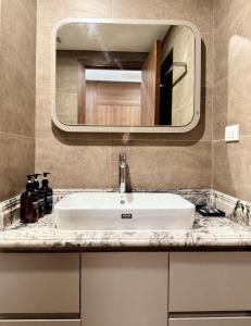 ハノイにあるHami LakeView Service Apartmentのバスルーム(大きな鏡付)