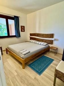 ein Schlafzimmer mit großem Bett und Fenster in der Unterkunft Prima fila Costa Rei in Costa Rei