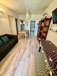 ein Wohnzimmer mit Sofa und Tisch in der Unterkunft Prima fila Costa Rei in Costa Rei