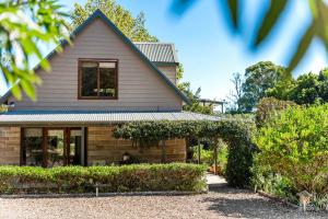 贝利Berry Beach Holiday Cottage的一座前面有花园的房子