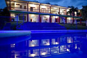 a house at night with its reflection in the water at Finca Hotel Resplandor Quindiano in Montenegro