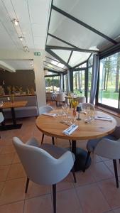 アングラール・ド・サン・フルールにあるHôtel Restaurant Logis La Méridienneのギャラリーの写真