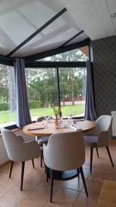 アングラール・ド・サン・フルールにあるHôtel Restaurant Logis La Méridienneのギャラリーの写真