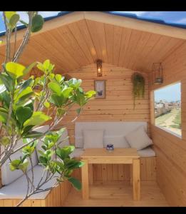 étage 2 avec terrasse vue sur mer في الجديدة: غرفة صغيرة مع طاولة في الساونا