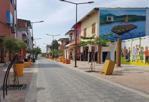 an empty street with a mural on the side of a building at SUIT PortoCentro1 in Portoviejo