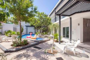 Πισίνα στο ή κοντά στο Cozy Stay with Pool BBQ Steps from Hotspots