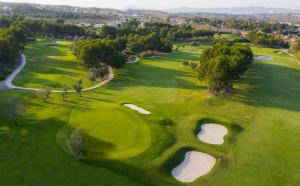 una vista sul tetto di un campo da golf con due serbatoi di Apto con piscina y barbacoa a La Alcayna