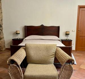 a bedroom with a bed and a chair at Appartamento Le Grotte in Belmonte Calabro