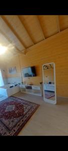 a room with a mirror in the corner of a room at اكواخ ارض الخير in Ajloun +25 photos