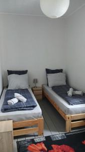 two beds sitting next to each other in a room at OK FERIEN - Altes Bahnhaus in Muldenhammer