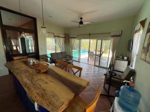 een woonkamer met een grote houten tafel in een kamer bij Casa de la Roca in Mojón