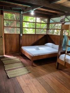 Un dormitorio con una cama en una habitación con ventanas. en Cabañas Mashcopiro Amazonas, en Puerto Nariño 70 fotos más