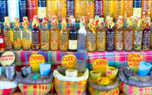 eine Ausstellung von Getränkeflaschen in einem Geschäft in der Unterkunft L'Etage 1 2 in Pointe-à-Pitre