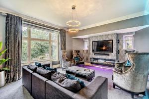 ボウネス・オン・ウィンダミアにあるMaison On Windermereのソファとテレビのあるリビングルーム