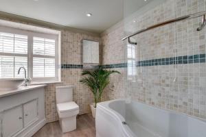 Ένα μπάνιο στο Cark House Cottage +10 φωτογραφίες