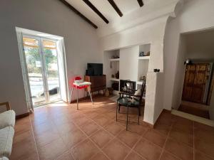 a living room with a couch and a table and chairs at Cantinho do Baloiço in Vila Viçosa