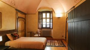 een slaapkamer met een bed en een raam bij Casa di Sant'Anselmo Aosta - Le Volte in Aosta