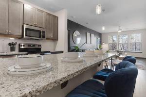 Кухня или мини-кухня в Luxe King 3 Bedroom Suite in North Raleigh
