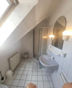Koupelna v ubytování Komfortable Ferienwohnung in Duhnen Cuxhaven + 17 fotografií