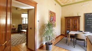 een eetkamer met een tafel en een potplant bij Casa di Sant'Anselmo Aosta - Le Volte in Aosta
