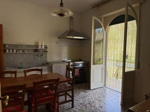 Η κουζίνα ή μικρή κουζίνα στο Relax in Casa di Silvio