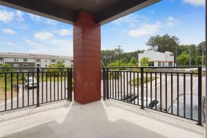 ウェイクフォレストにあるLuxe King 3 Bedroom Suite in North Raleigh NCの駐車場が見えるバルコニー