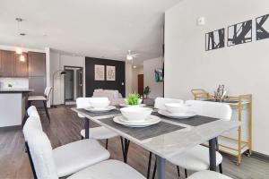 ウェイクフォレストにあるLuxe King 3 Bedroom Suite in North Raleigh NCのテーブルと椅子のあるダイニングルームとリビングルーム